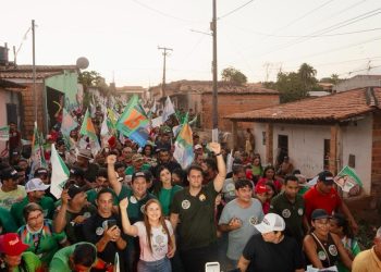 Orleans Brandão anuncia policlínica para Santa Luzia e reforça parceria durante caminhada em Santo Onofre