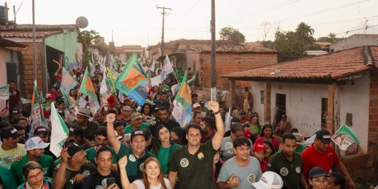 Orleans Brandão anuncia policlínica para Santa Luzia e reforça parceria durante caminhada em Santo Onofre