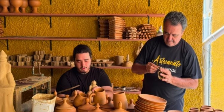 De pai para filho: a cerâmica que moldou uma relação de parceria e negócios no Maranhão