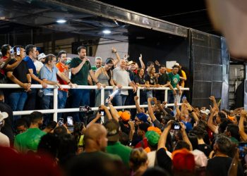 Com 20 mil pessoas nas ruas, Presidente Dutra abraça Orleans Brandão em grande arrastão