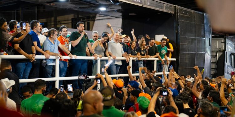 Com 20 mil pessoas nas ruas, Presidente Dutra abraça Orleans Brandão em grande arrastão