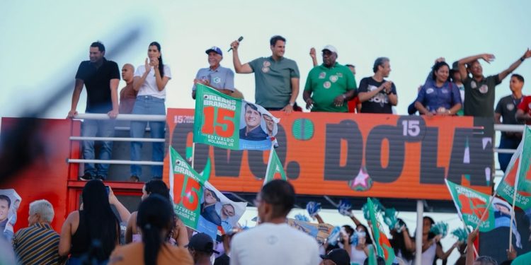 Orleans Brandão leva multidão e transforma ruas de Olinda Nova em grande demonstração de força na Baixada