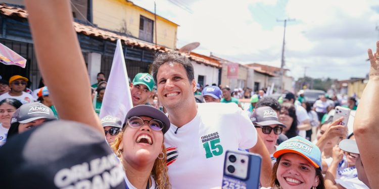 Beto Castro reúne multidão no Bairro de Fátima em Arrastão da Ilha em apoio a Orleans Brandão